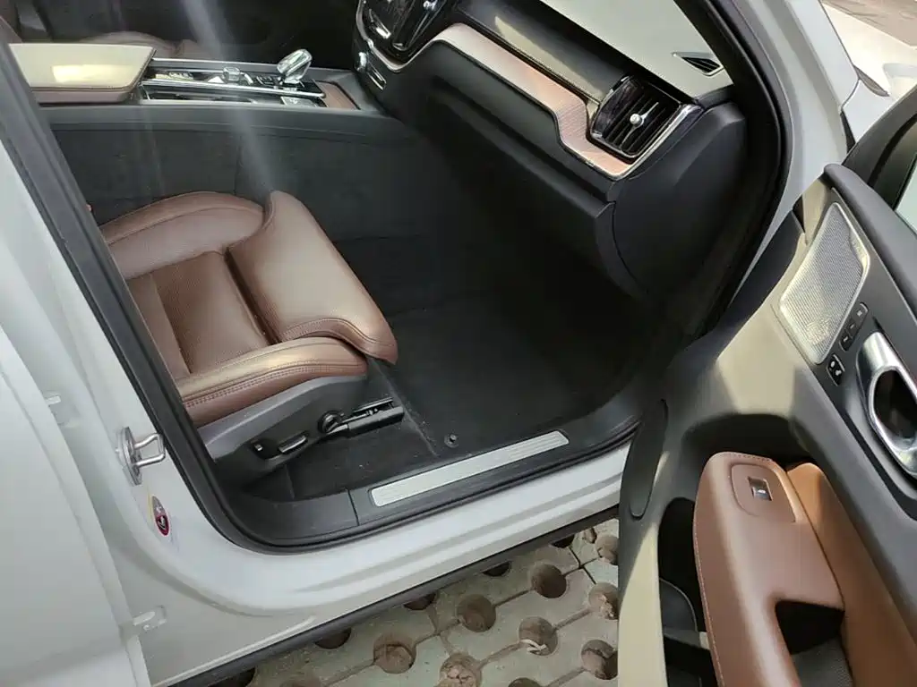 Volvo XC60 Plug-In Hybrid 2024 — фото 11