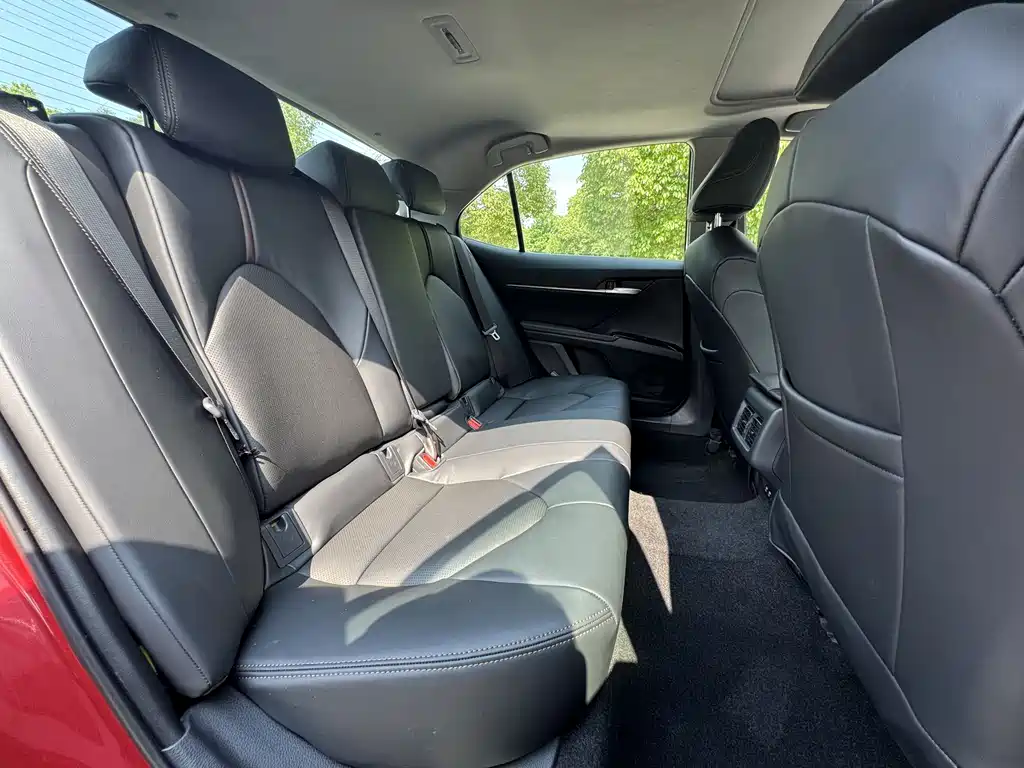 Toyota Camry 2018 — фото 10