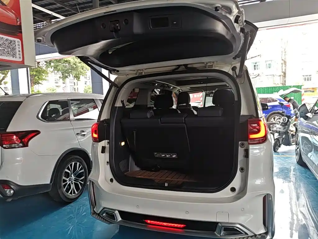 GAC Motor Trumpchi M8 2022 — фото 19