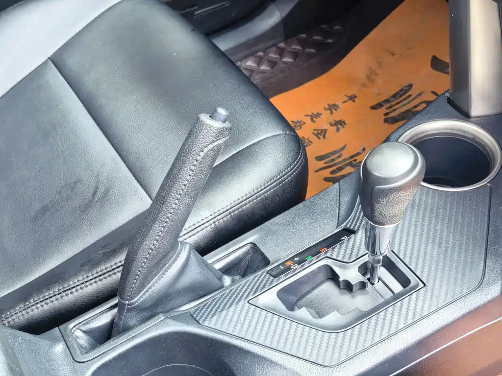 Toyota RAV4 2016 — фото 15
