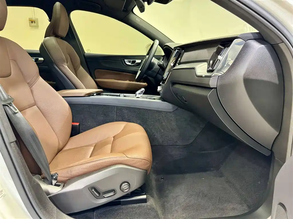 Volvo XC60 2025 — фото 19