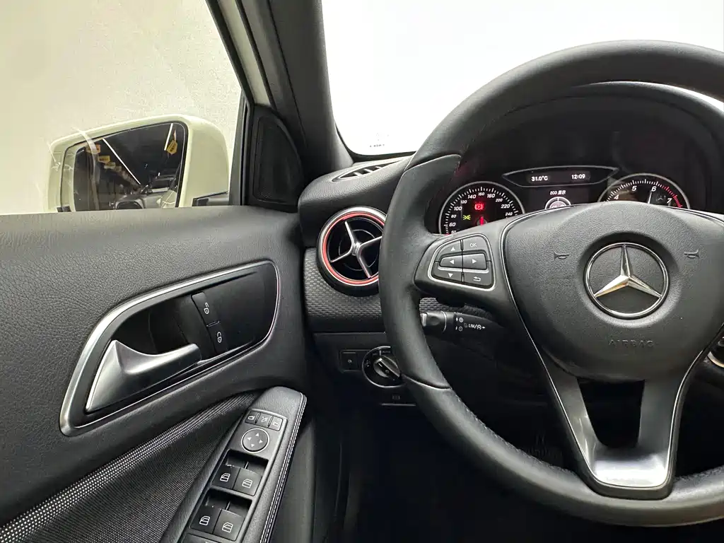 Mercedes-Benz A-Class 2018 — фото 20