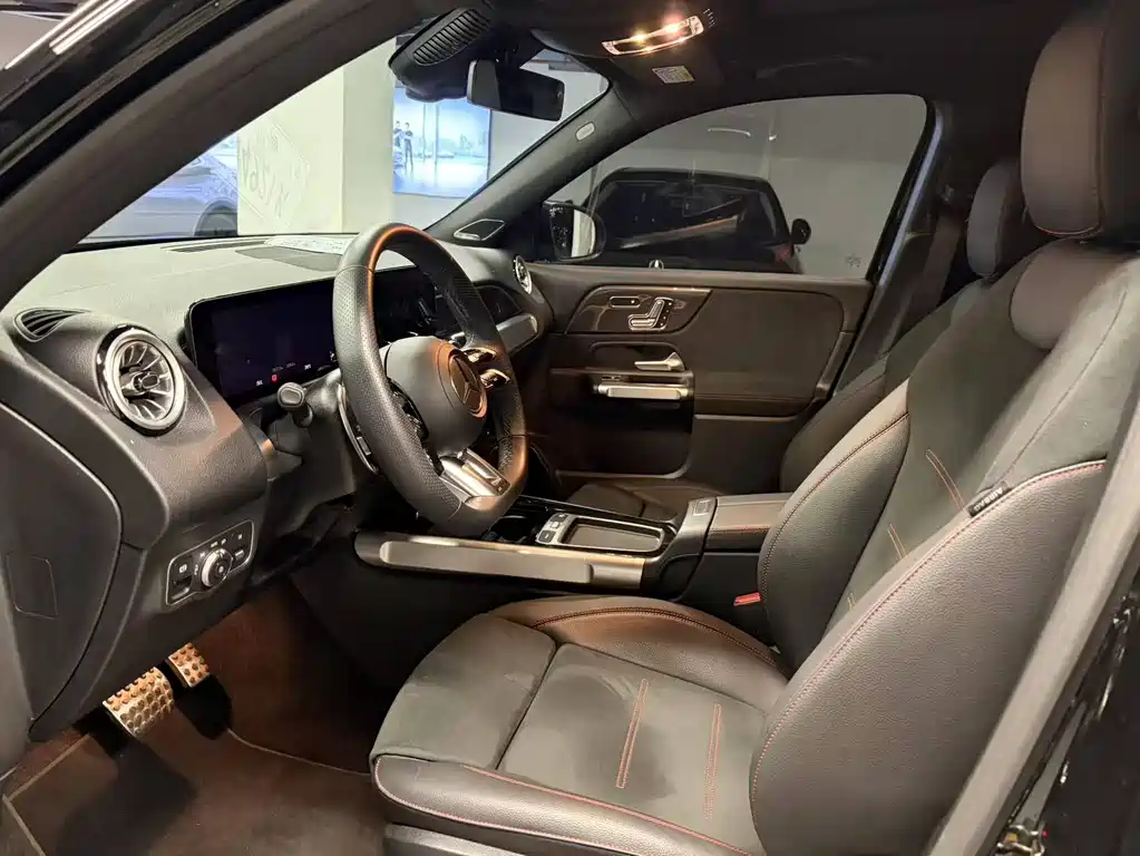 Mercedes-Benz GLB AMG 2025 — фото 12