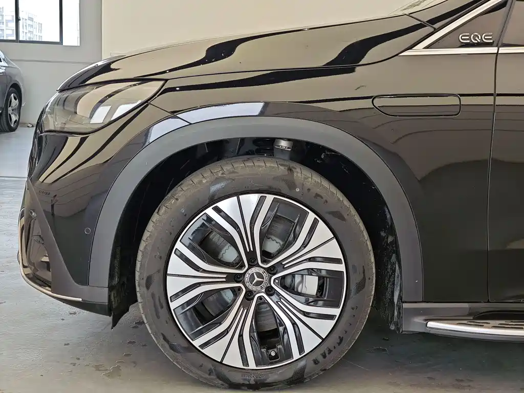Mercedes-Benz EQE SUV 2025