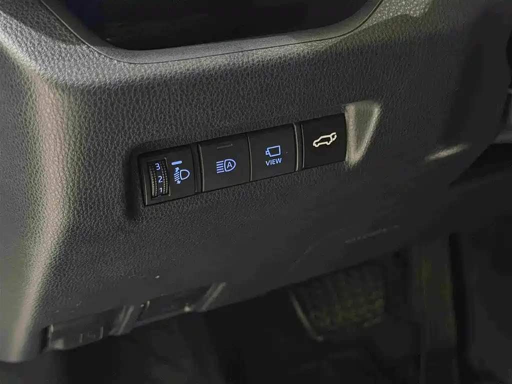 Toyota RAV4 2023 — фото 17