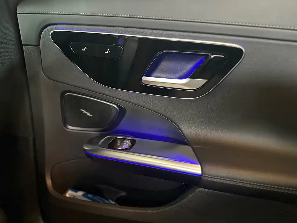 Mercedes-Benz C-Class 2023 — фото 12