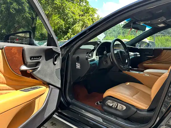 Lexus LS 2021