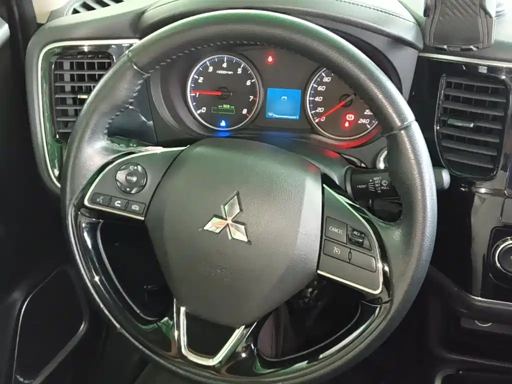 Mitsubishi Outlander 2018 — фото 11