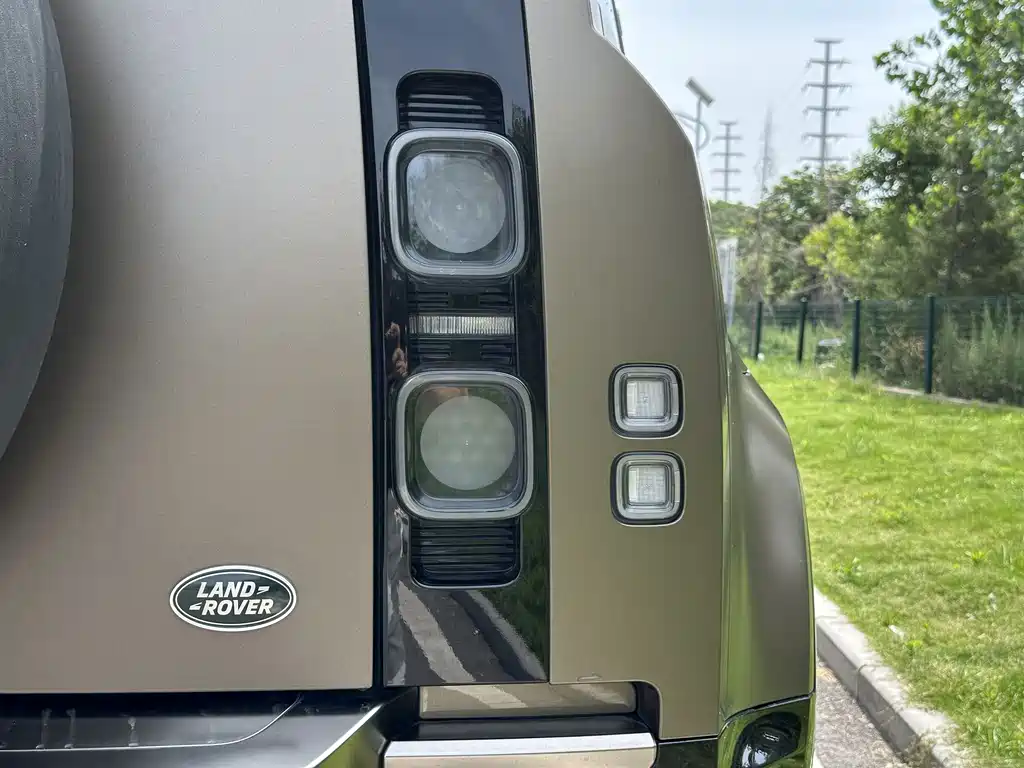 Land Rover Defender 2022 — фото 10