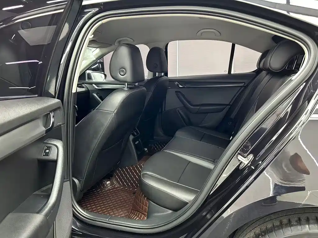 Skoda Octavia 2022 — фото 16