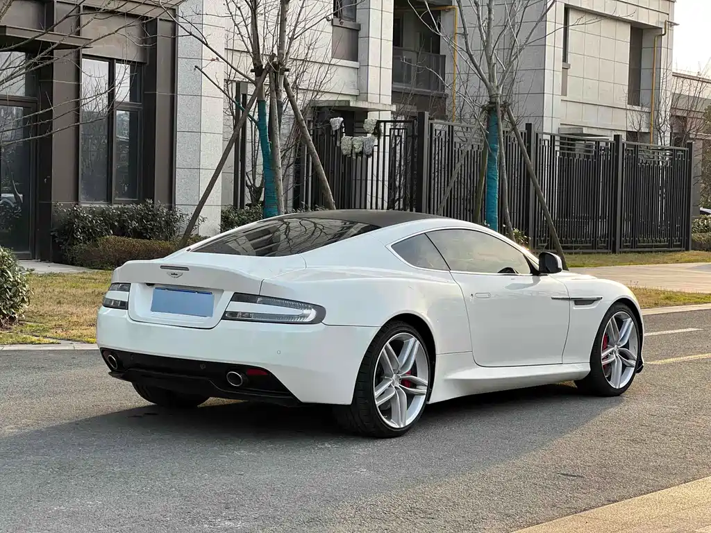 Aston Martin DB9 2014 — фото 5
