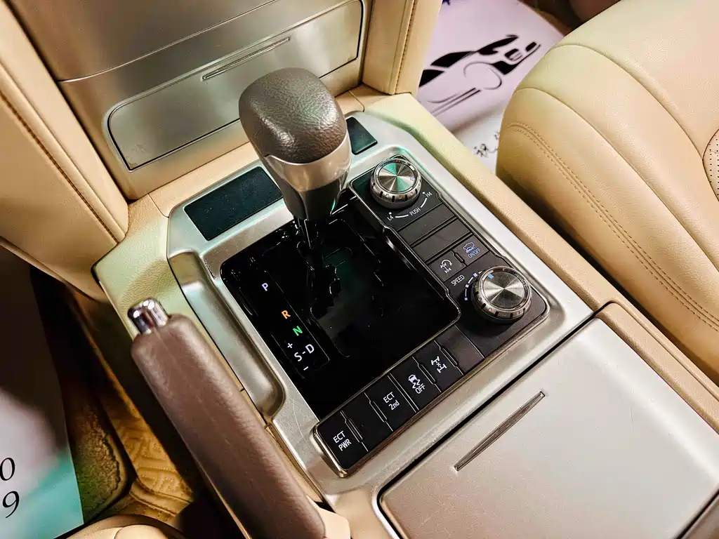 Toyota Land Cruiser 2020 — фото 10