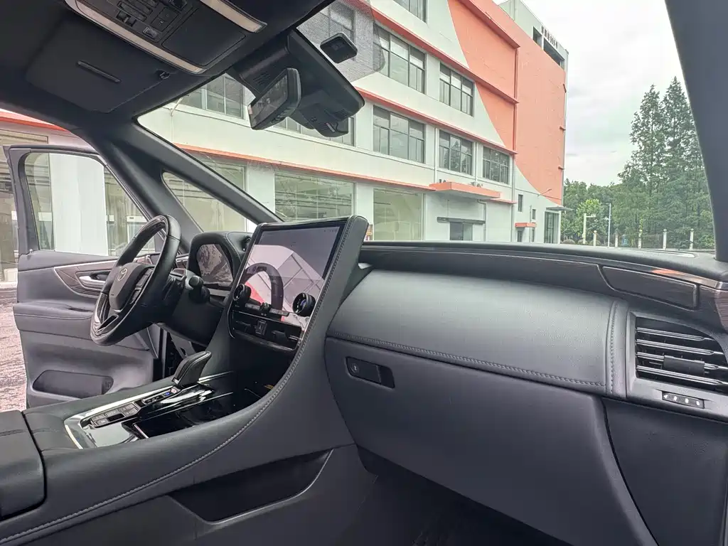 Toyota Alphard 2023 — фото 16