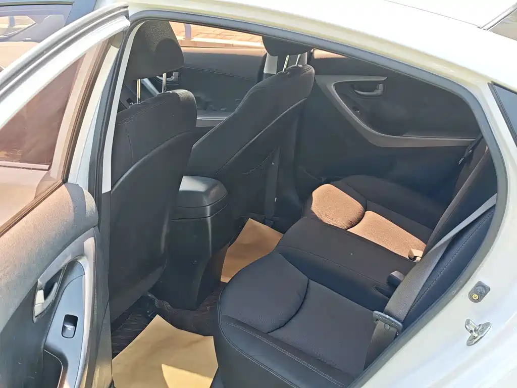 Hyundai Elantra 2016 — фото 10