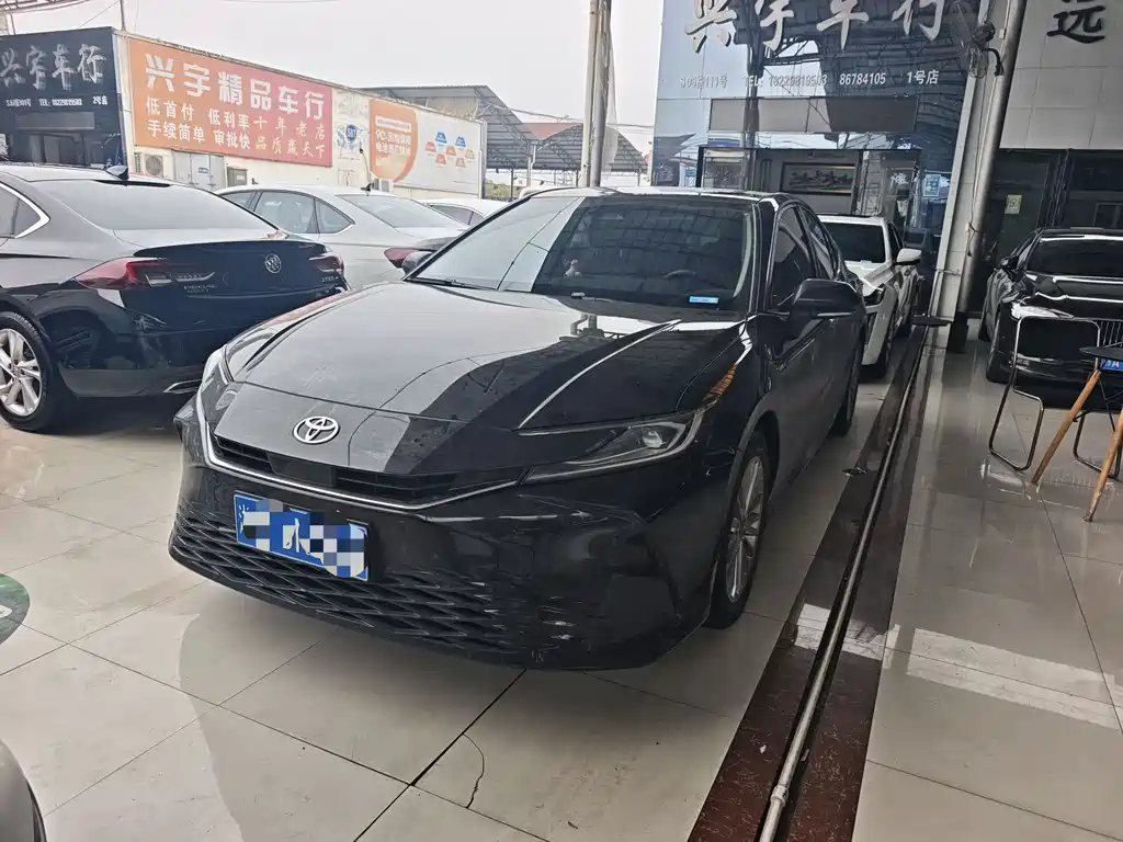 Toyota Camry 2024 — фото 1