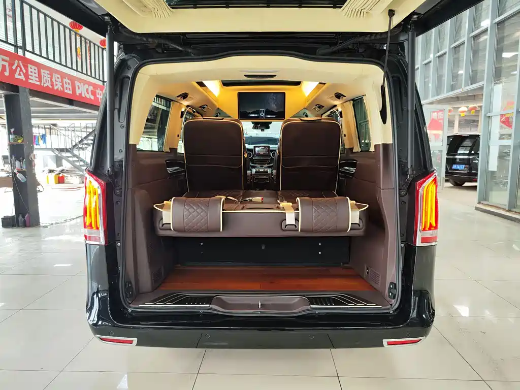 Mercedes-Benz V-Class 2018 — фото 25