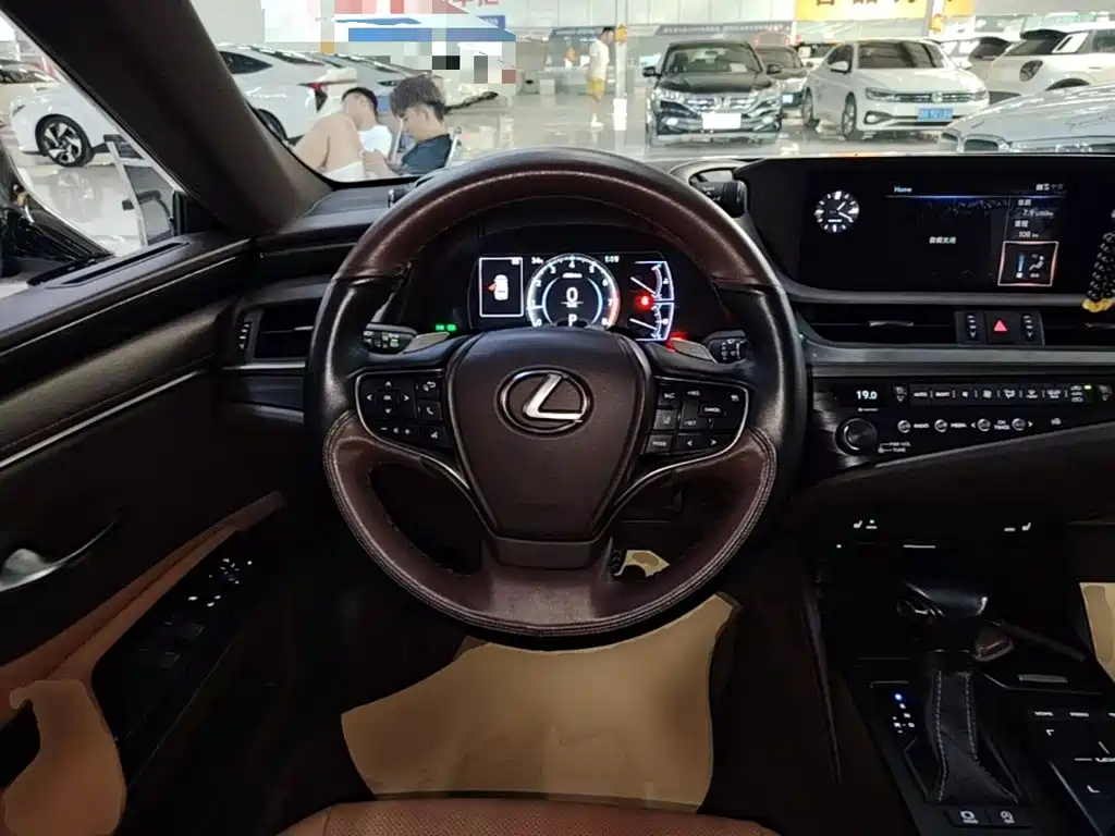 Lexus ES 2020 — фото 11