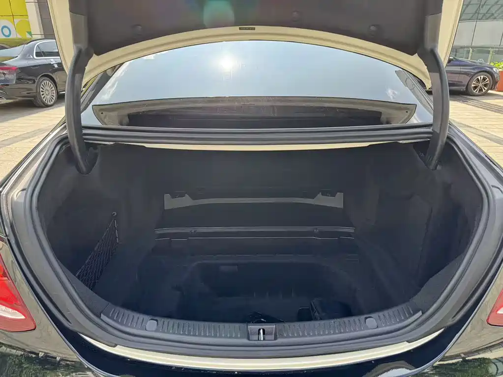 Mercedes-Benz E-Class 2019 — фото 32