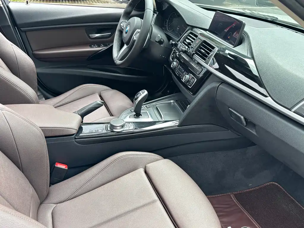 BMW 3 Series 2019 — фото 10