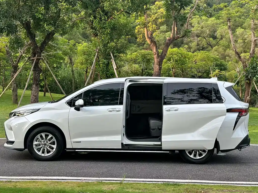 Toyota Granvia 2023 — фото 4