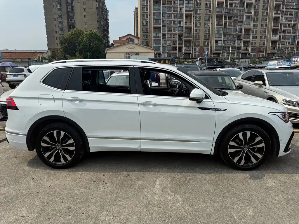 Volkswagen Tiguan L 2023 — фото 4