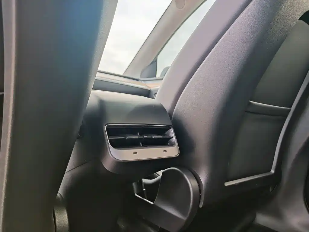 Tesla Model Y 2023 — фото 16