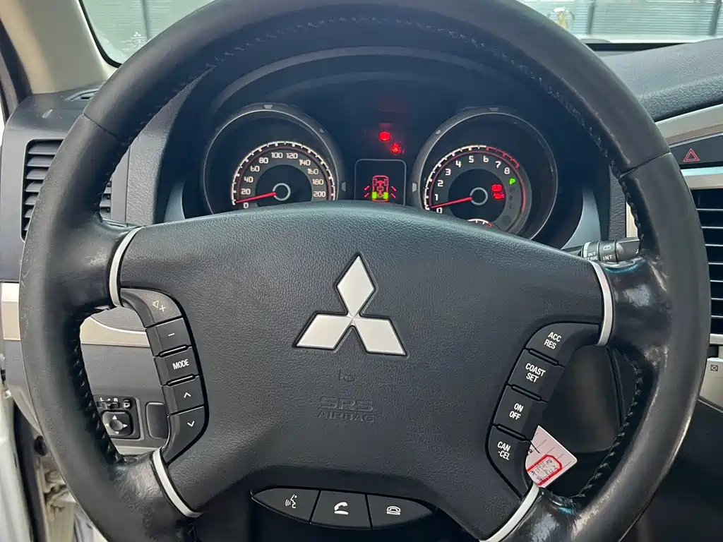 Mitsubishi Pajero 2018 — фото 13
