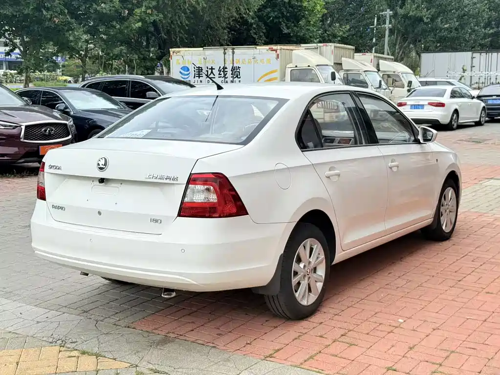 Skoda Rapid 2017 — фото 12