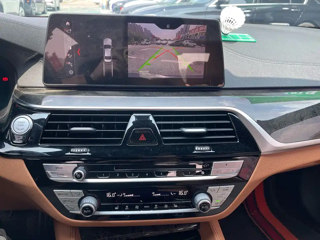 BMW 5 Series 2018 — фото 16