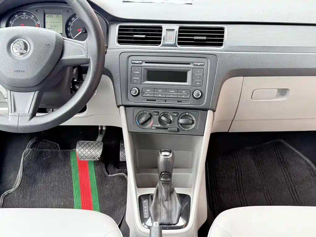 Skoda Rapid 2017 — фото 10