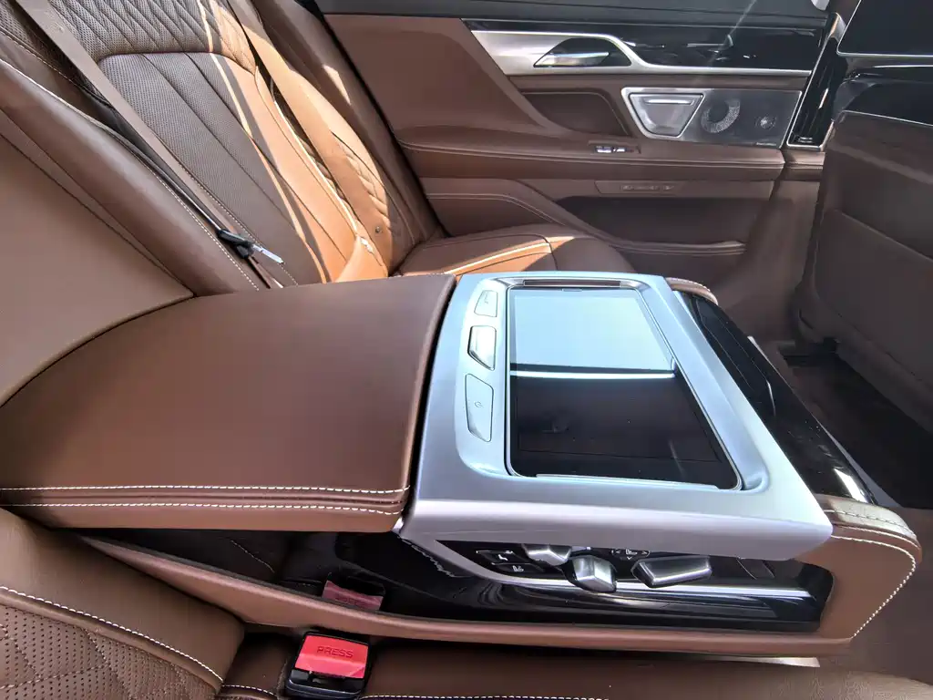 BMW 7 Series 2019 — фото 12