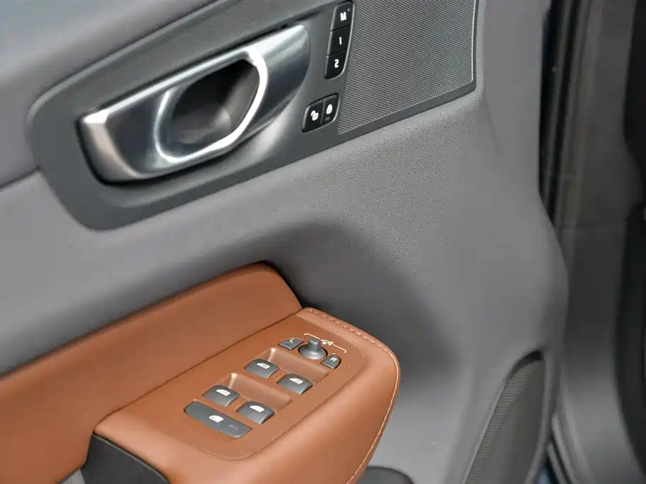 Volvo XC60 2023 — фото 15