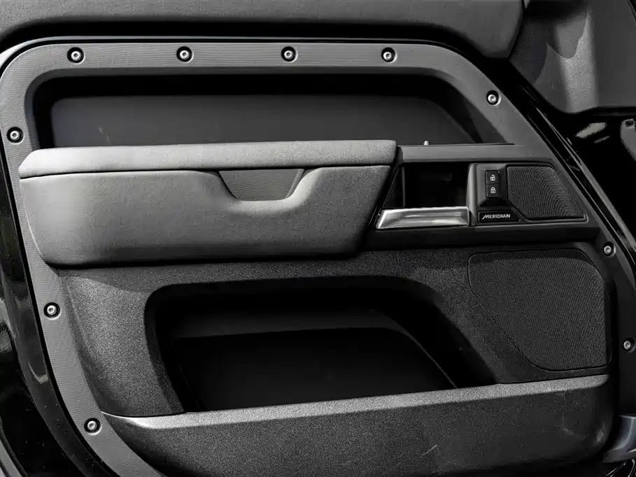 Land Rover Defender 2025 — фото 13