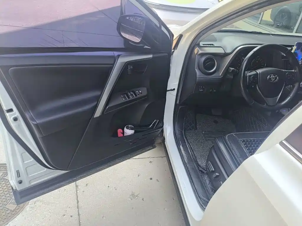 Toyota RAV4 2018 — фото 16
