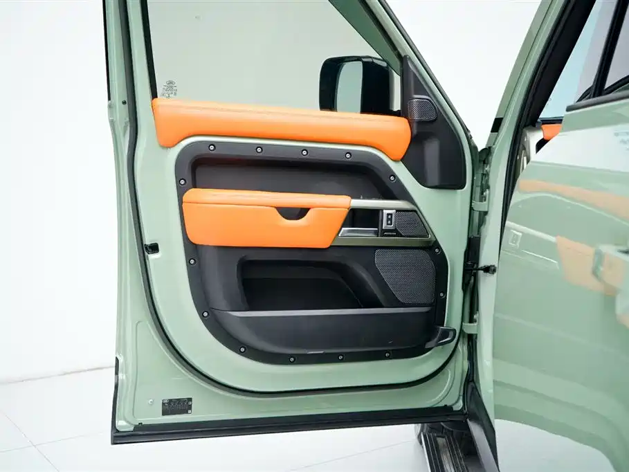 Land Rover Defender 2023 — фото 11