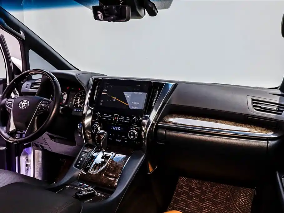 Toyota Alphard 2021 — фото 32