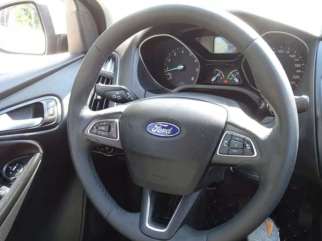 Ford Focus 2015 — фото 24