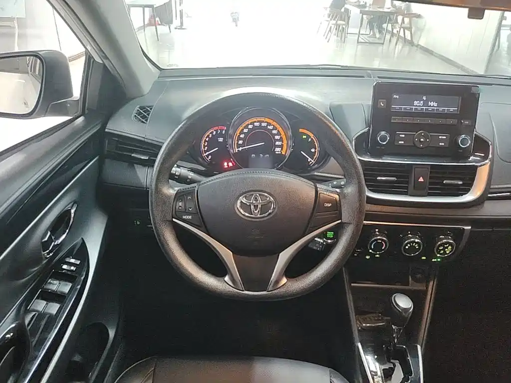 Toyota Yaris L 2021 — фото 11