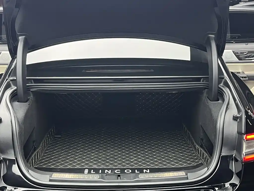 Lincoln Continental 2018 — фото 31