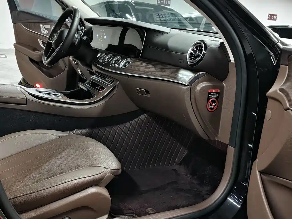 Mercedes-Benz E-Class 2023 — фото 13