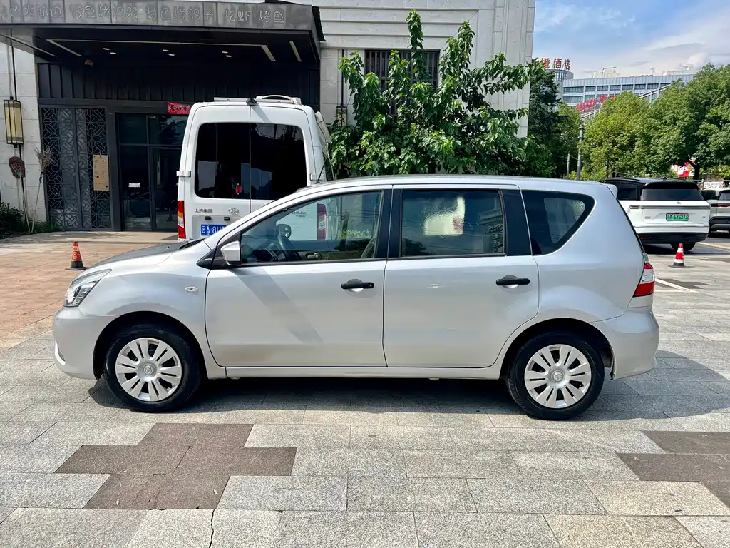 Nissan Livina 2017 — фото 11