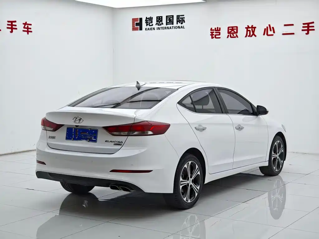 Hyundai Elantra 2018 — фото 16