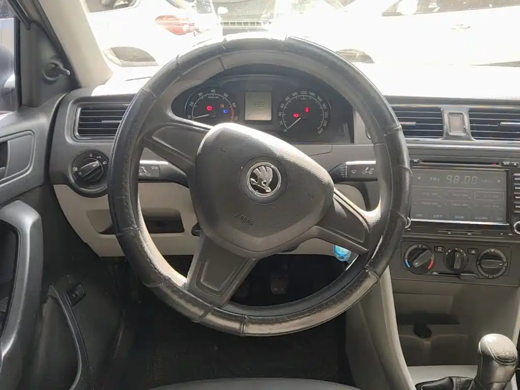 Skoda Rapid 2015 — фото 11
