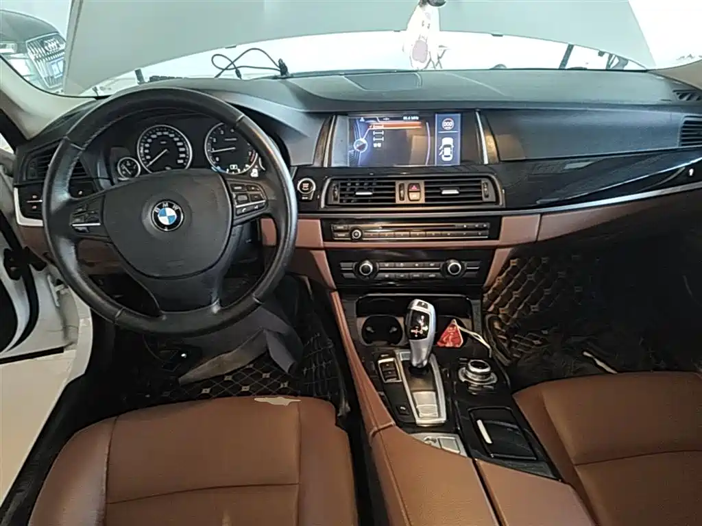BMW 5 Series 2015 — фото 10
