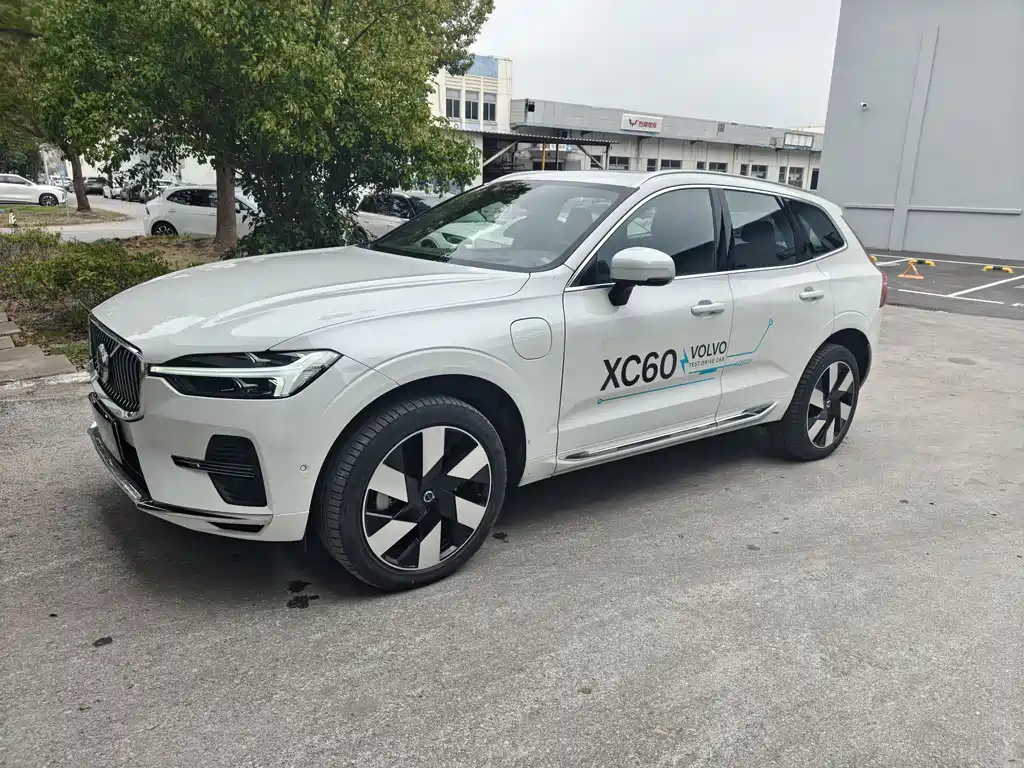 Volvo XC60 PHEV 2024 — фото 2