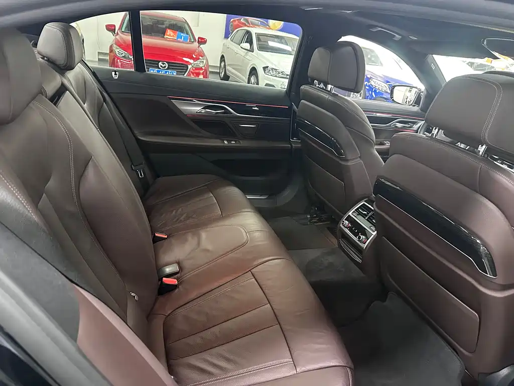 BMW 7 Series 2018 — фото 9