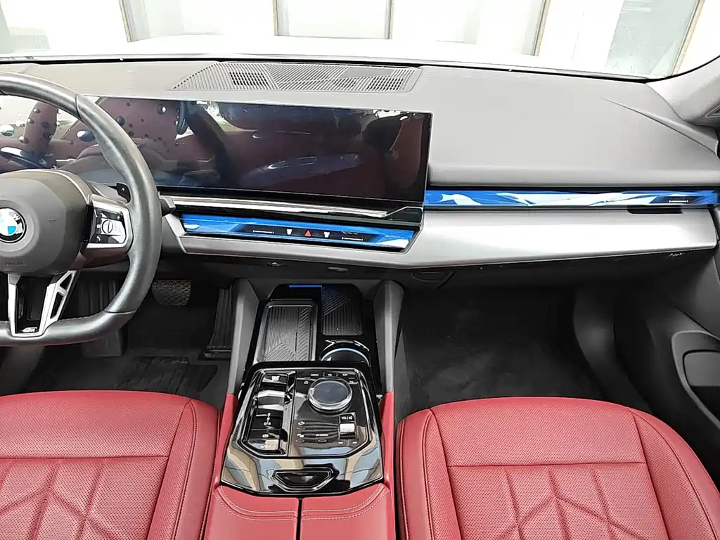 BMW 5 Series 2025 — фото 10