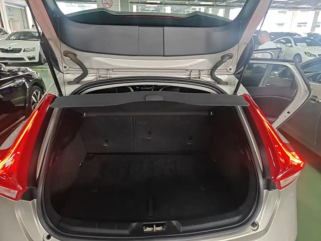 Volvo V40 2019 — фото 19