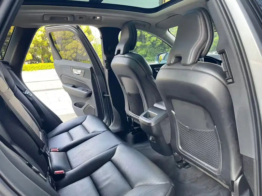 Volvo XC60 2020 — фото 13