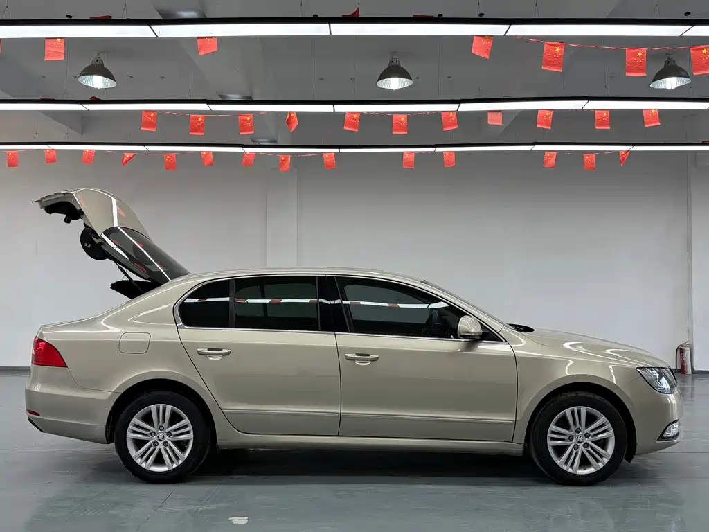 Skoda Superb 2014 — фото 16